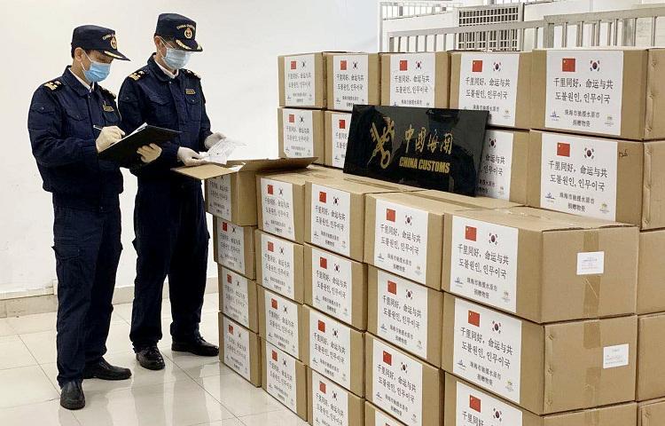 防疫物資出口，防護(hù)口罩出口人工檢驗(yàn)放行現(xiàn)場圖；