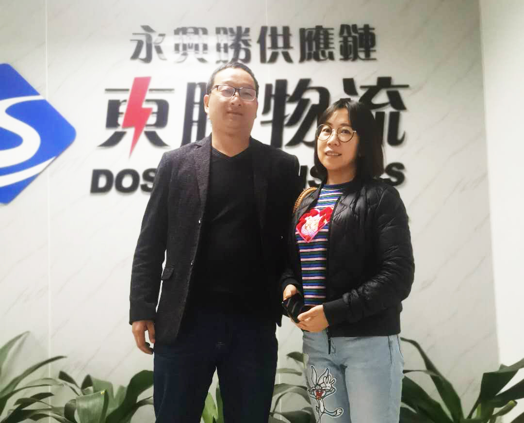 吳總在口罩出口香港運(yùn)輸后，在我司合影留念  